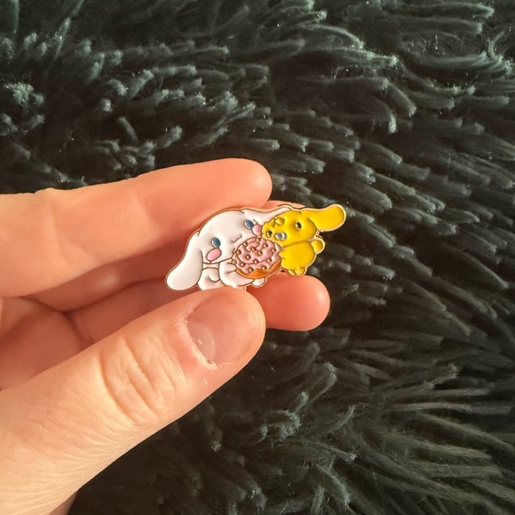 Cinnamoroll Sharing a Pink Cinnamon Roll with Hello Kitty’s Friend Sanrio Pin - Picture 1 of 2
